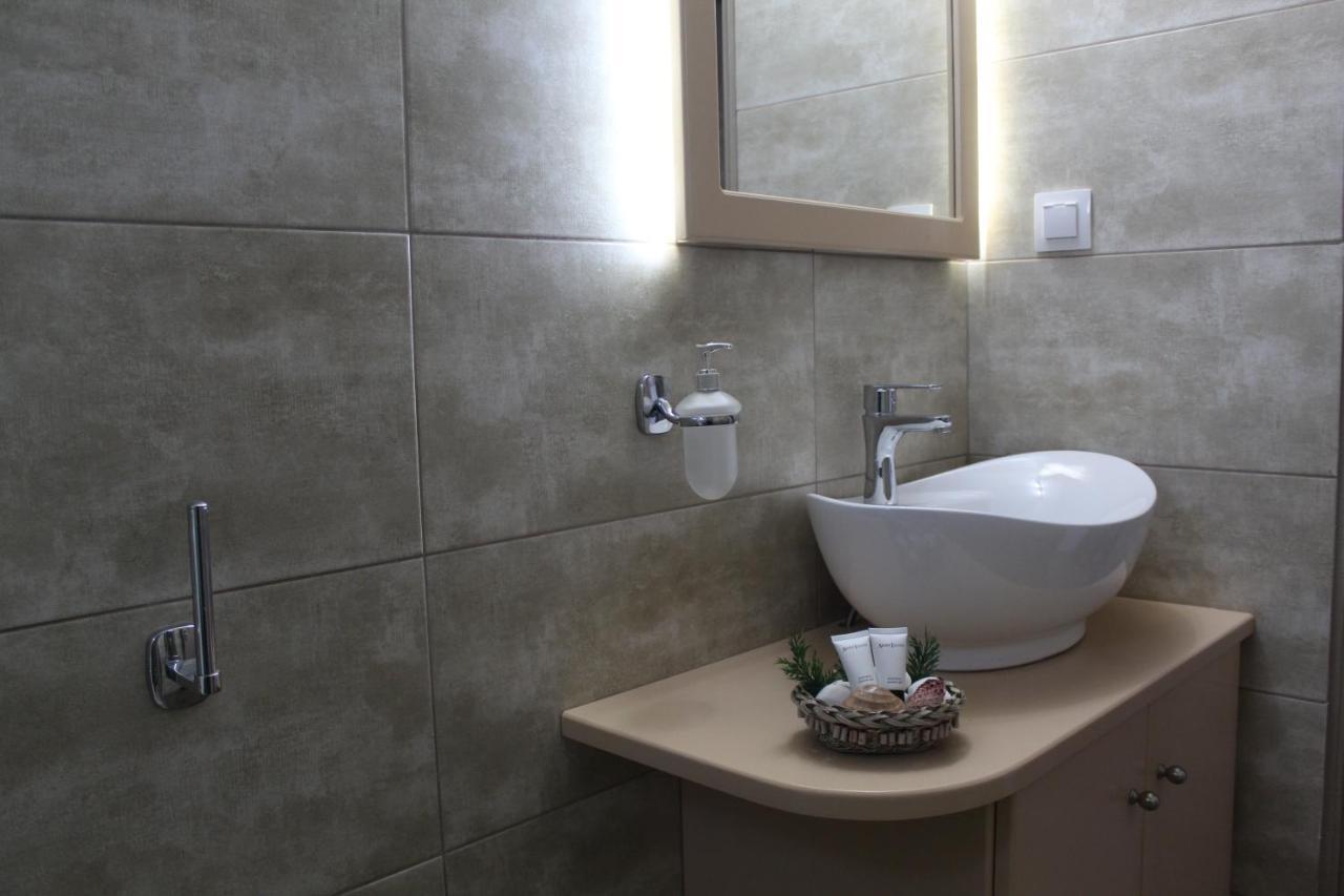 Vakis Apartments 5 Romanon ภายนอก รูปภาพ